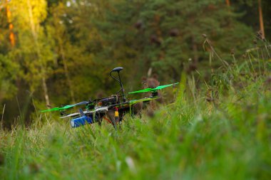Yeşil çimenlerin üzerinde robot