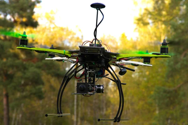 O drone está a voar. — Fotografia de Stock