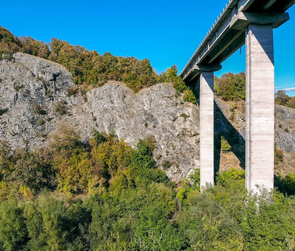 Dji Kamera Tarafından Yaratıldı Dağlardaki Derin Bir Geçitten Geçen Yüksek — Stok fotoğraf