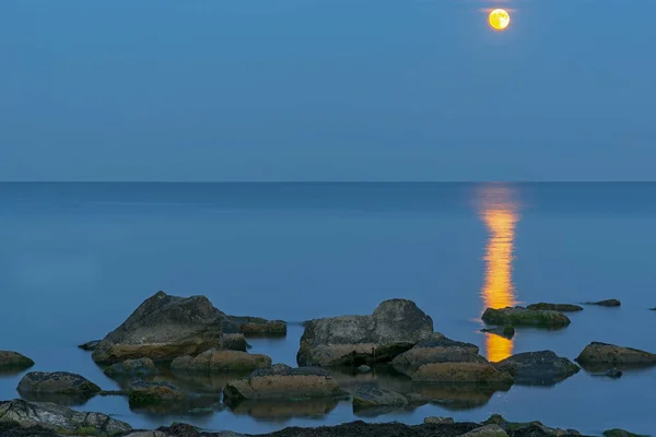 Luna Brillante Sobre Mar Cielo Nocturno Camino Lunar Superficie Del — Foto de Stock