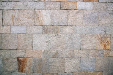 Antik duvarın duvarları düzenli şekilli taş bloklardan oluşur.