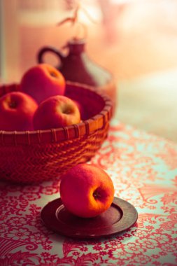 Ahşap masada kırmızı elmalar