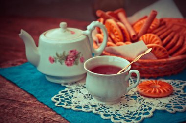 kurabiye plaka ve çay