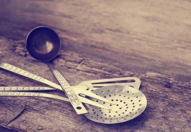 Vintage mutfak eşyaları rustik ahşap arka plan üzerinde yakın çekim