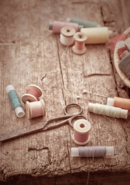 Makas, bobin iplik ve iğne ile