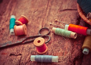 Makas, bobin iplik ve iğne ile