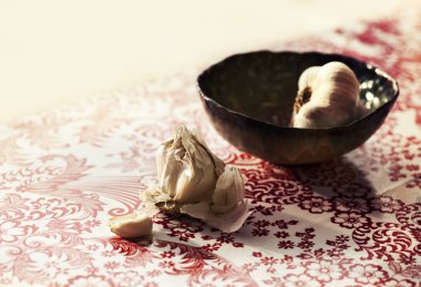 karanlık kapta sarımsak 