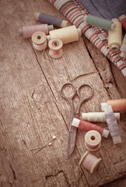 Makas, bobin iplik ve iğne ile