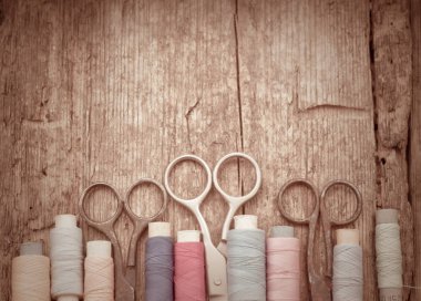 Makas, bobin iplik ve iğne ile