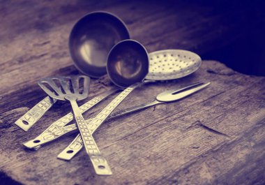 Vintage mutfak eşyaları rustik ahşap arka plan üzerinde yakın çekim