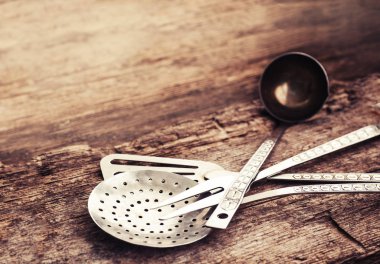 Vintage mutfak eşyaları rustik ahşap arka plan üzerinde yakın çekim