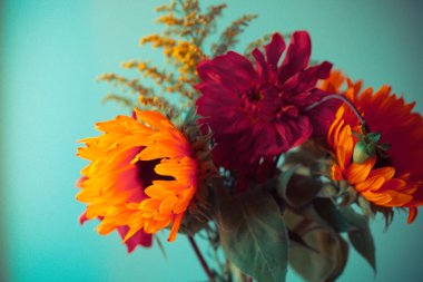 buket turuncu ayçiçeği ile