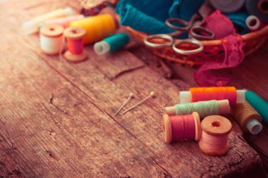 Makas, bobin iplik ve iğne ile