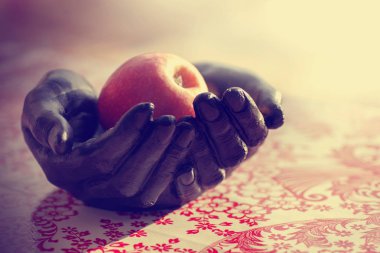 Ahşap masada kırmızı elmalar