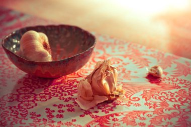 karanlık kapta sarımsak 