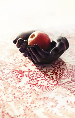 Ahşap masada kırmızı elmalar