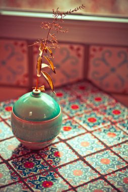 Mozaik karolar üzerinde yuvarlak Seramik vazolar 