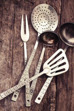 Vintage mutfak eşyaları rustik ahşap arka plan üzerinde yakın çekim