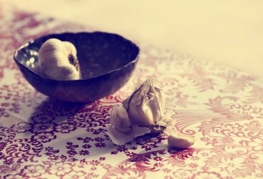 karanlık kapta sarımsak 