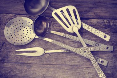 Vintage mutfak eşyaları rustik ahşap arka plan üzerinde yakın çekim