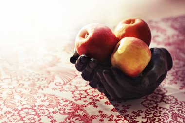 Ahşap masada kırmızı elmalar