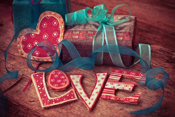 Scatole regalo e cuore con segno d'amore — Foto Stock