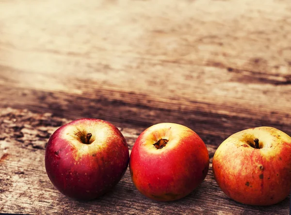 Red apples on wooden table — Stock Photo, Image