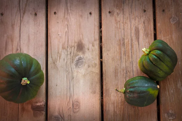 Rauwe Groene Pompoenen Oude Houten Tafel Textuur — Stockfoto