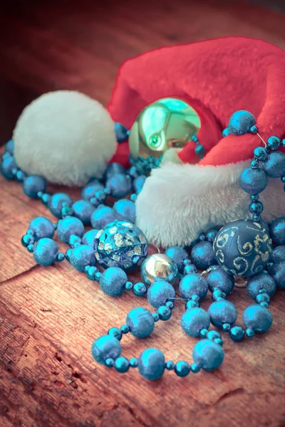 Blaue silberne Perlenkette mit Weihnachtsmann-Hut — Stockfoto