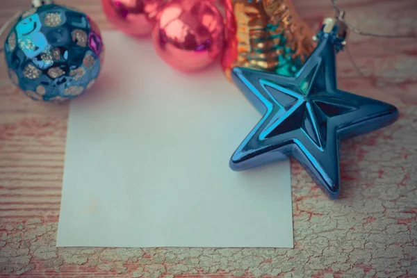 Рождественские шары и винтажная бумага — стоковое фото
