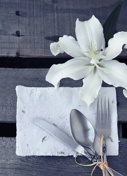 Cenário de mesa com talheres e flores — Fotografia de Stock