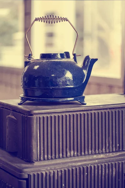 Mavi eski çaydanlık ocakta, hareketsiz yaşam tarzı 