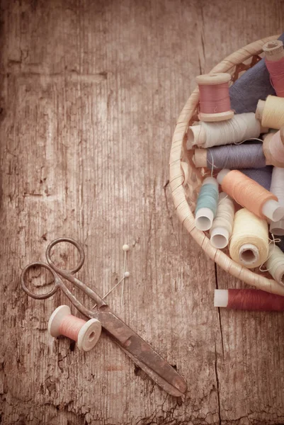 Scissors, bobbins with thread and needles — Stock Photo, Image