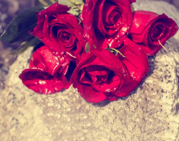 Rosas rojas sobre piedra — Foto de Stock