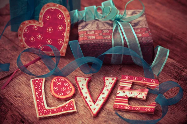 Geschenkboxen und Herz mit Liebeszeichen — Stockfoto