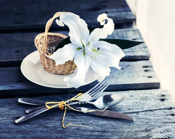 Cadre de table avec couverts et fleurs — Photo