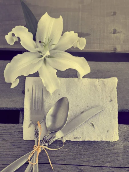 Cadre de table avec couverts et fleurs — Photo