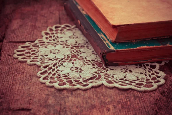 Kitaplar ve el beyaz bardak altlığı peçete yaptı