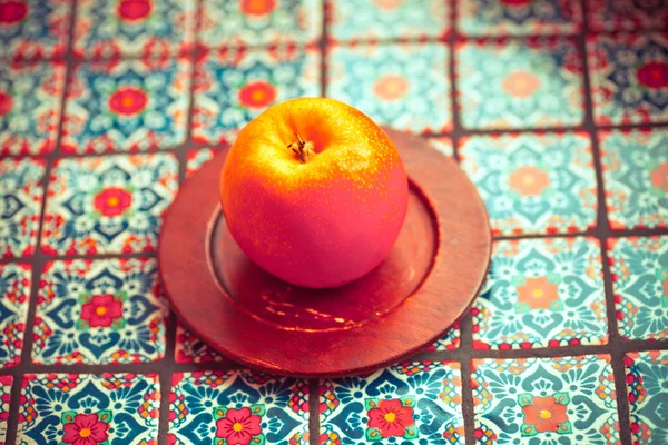 Manzanas rojas sobre mesa de madera — Foto de Stock