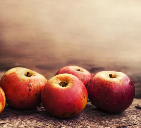 Ahşap masada kırmızı elmalar