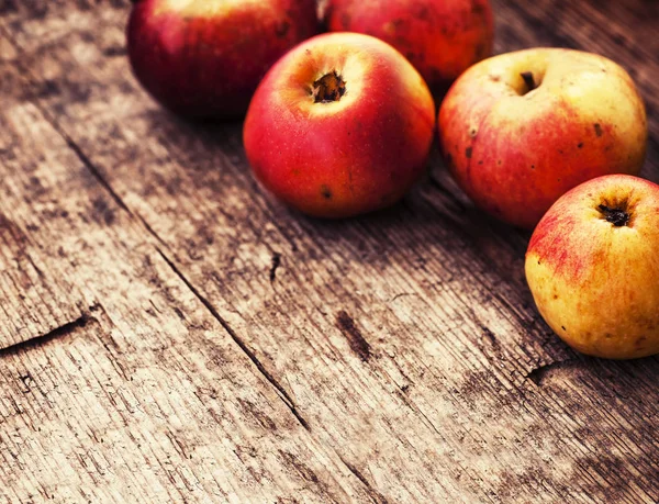 Rohe reife Äpfel — Stockfoto