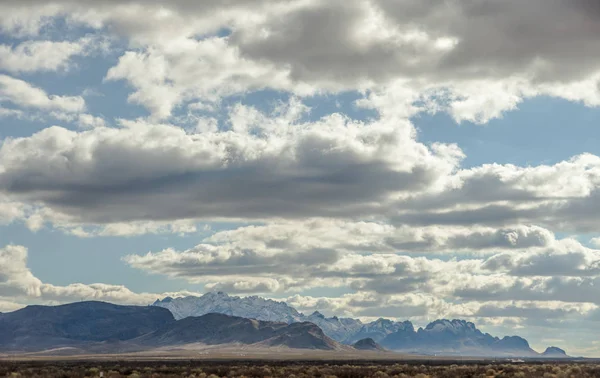 Panoramisch Uitzicht Van Pluizige Wolken Lucht Grote Bergen Zonnige Dag — Stockfoto