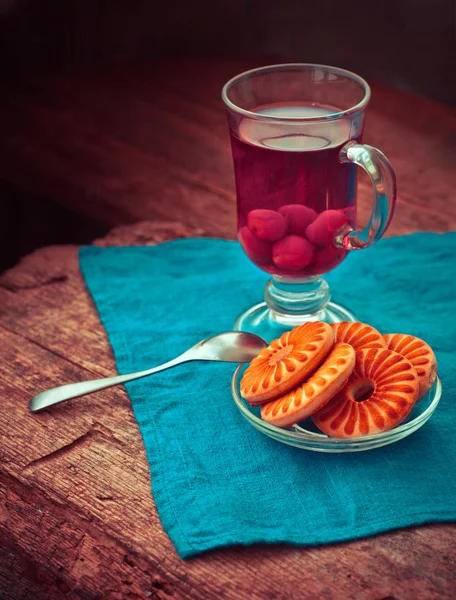 Biscoitos em prato e chá — Fotografia de Stock