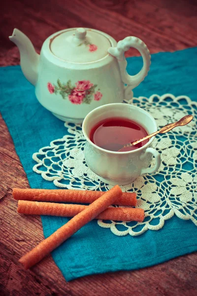 Biscoitos em prato e chá — Fotografia de Stock