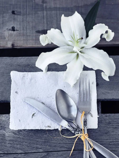 Cenário de mesa com talheres e flores — Fotografia de Stock