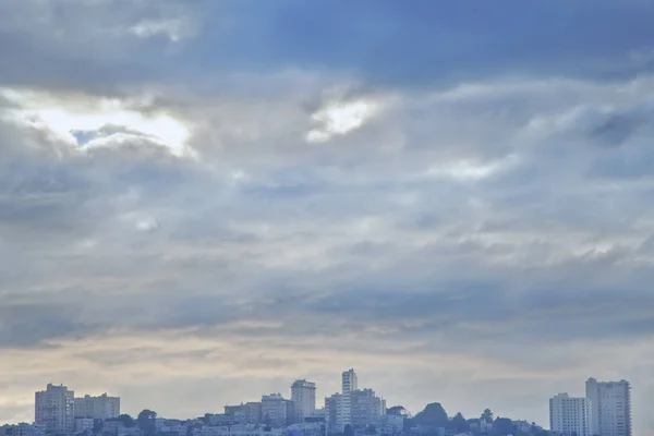 Vista Panorâmica Cidade Moderna Com Céu Nublado Fundo — Fotografia de Stock