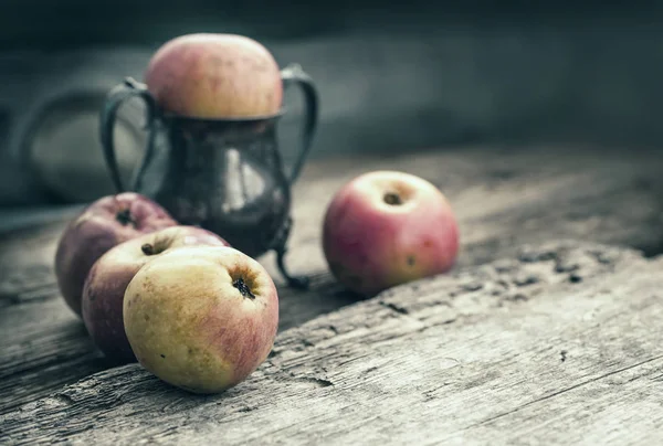 Red apples on wooden table — Stock Photo, Image