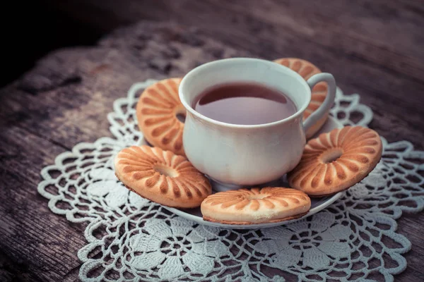 Τα cookies σε πιάτο και τσάι — Φωτογραφία Αρχείου
