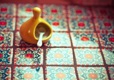 Seramik yeşil deniz tuzu kase Meksika talavera döşeme üzerinde 