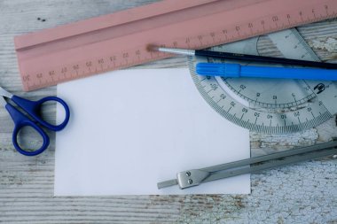 eski ahşap masa arka plan, başa okul kavramı ofis malzemeleri  